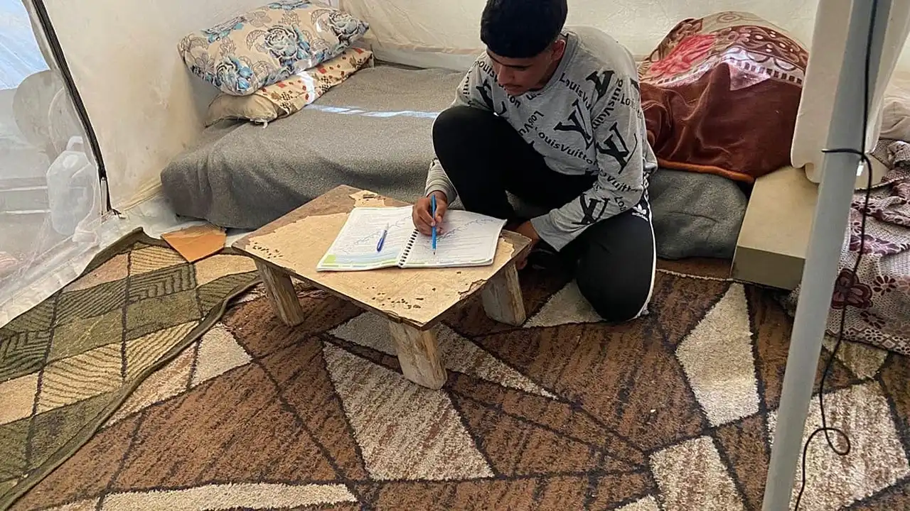 كيف تؤثر هواتف الطلاب في غزة على مستقبلهم في الثانوية العامة؟